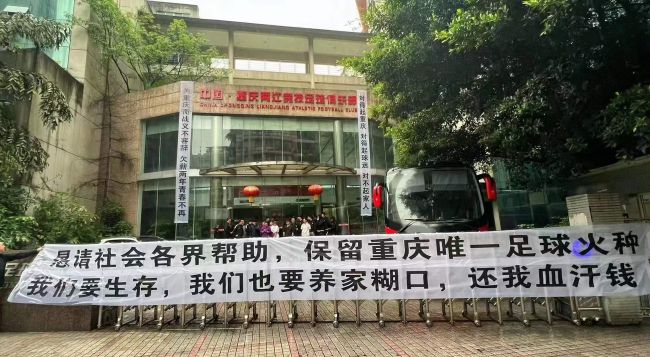 我父亲忽然让我来金陵，我就让她过来陪我了……叶辰笑道：看你年龄也挺大了，没想到精力还挺旺盛的。